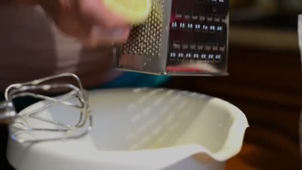 在厨房刨丝器上揉搓柠檬 — 图库视频影像