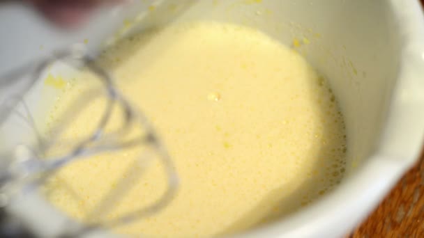 Zitrone auf Küchenreibe reiben — Stockvideo