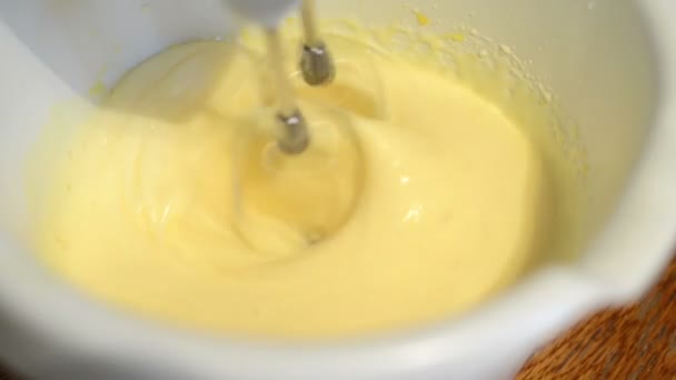 Mixing cake mixture with a blender — Stock Video