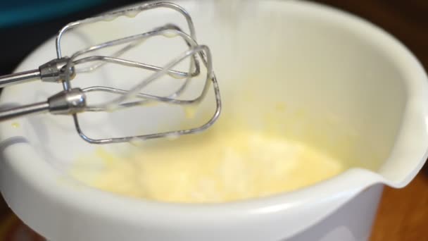 Mixing cake mixture with a blender — Stock Video