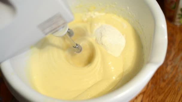 Mixing cake mixture with a blender — Stock Video