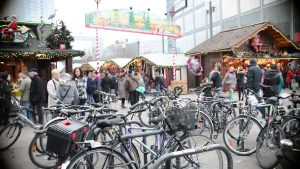 People visiting the Xmas fair at Alexanderplatz in Berlin (Germany) — Stock Video