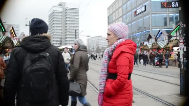 Spårvagnen passerar förbi på Alexanderplatz och människor som vandrar i Berlin Mitte — Stockvideo