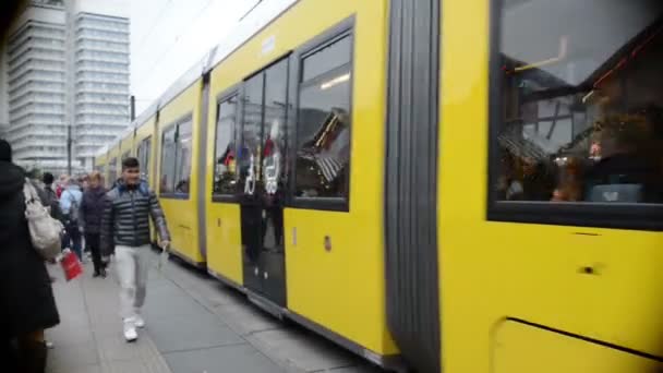 Straßenbahn fährt am Alexanderplatz vorbei und Passanten in berlin mitte — Stockvideo