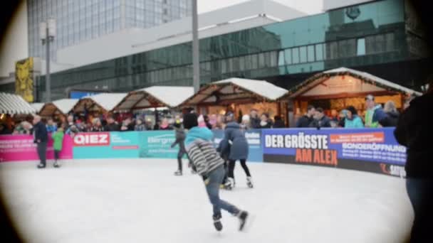 在圣诞节公平在柏林亚历山大广场上的人滑冰 — 图库视频影像