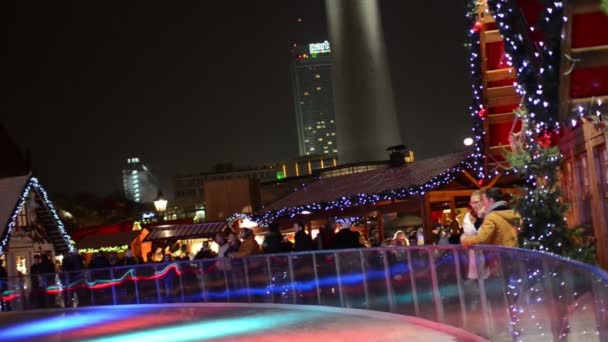 Schlittschuhlaufen auf dem Weihnachtsmarkt am berlin alexanderplatz — Stockvideo