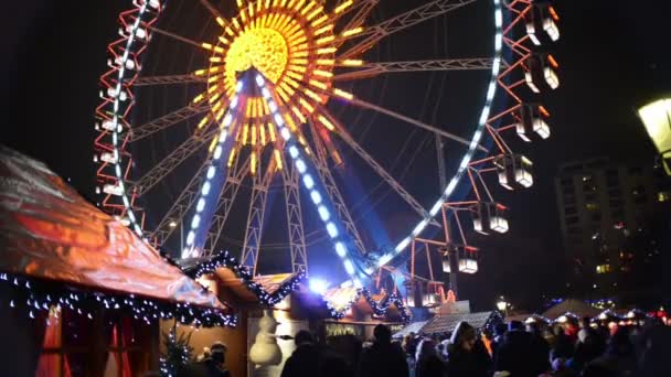 Ludzie na łyżwach na Xmas fair play w Berlin Alexanderplatz — Wideo stockowe