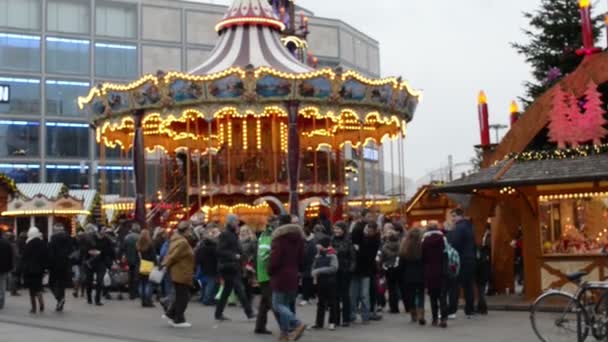Tram sta passando su Alexanderplatz e la gente a piedi a Berlino Mitte — Video Stock