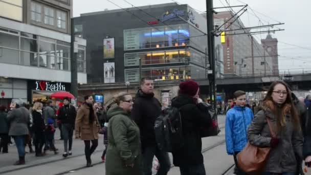 Persone che camminano sulla Alexanderplatz nel quartiere Mitte di Berlino. Sullo sfondo una tradizionale fiera di Natale . — Video Stock