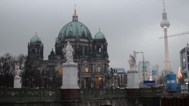 Mitte de Berlín en la época del mercado de Navidad — Vídeo de stock