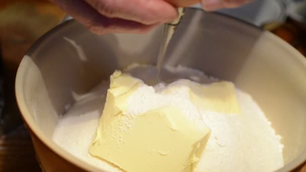 Pečení cukroví. Příprava těsta s vejci — Stock video