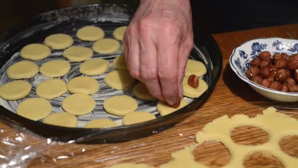 Decorare i biscotti crudi con le nocciole . — Video Stock