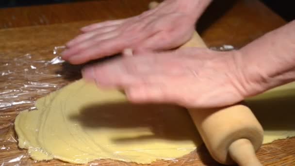 Rolling dough for baking pizza or cookies. — Stock Video