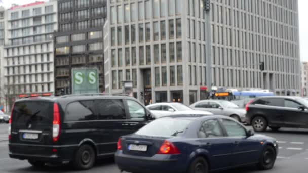 Personnes, la circulation automobile à Berlin Potsdamer Platz au croisement de la route Leipziger Strasse. Temps écoulé — Video