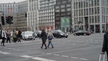 İnsanlar, Berlin Potsdamer Platz de araba trafiği çapraz yol Leipziger Strasse at.