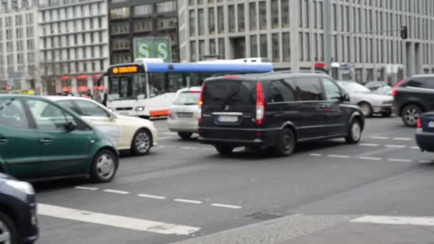 La gente, el tráfico de coches en Berlín Potsdamer Platz en la carretera de cruce Leipziger Strasse. Cronograma — Vídeo de stock