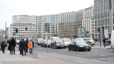 İnsanlar, Berlin Potsdamer Platz de araç trafiği çapraz yol Leipziger Strasse at.