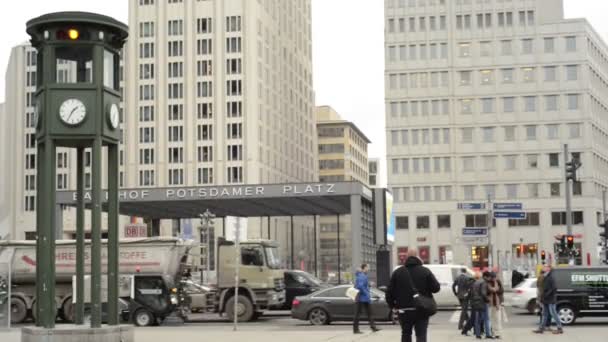 Lidé, auta v Berlíně Potsdamer Platz na příčné silnici Leipziger Strasse. — Stock video