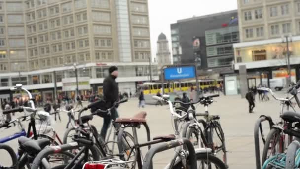 Pessoas, teleférico e de trem no distrito de Berlim Mitte em Alexanderplatz. Na estação de trem de fundo Alexanderplatz e estação de metro . — Vídeo de Stock