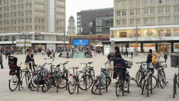 Lidé, lanovka a vlak doprava v berlínské čtvrti Mitte na Alexanderplatz. Na pozadí vlakové nádraží Alexanderplatz a podzemní stanice. — Stock video