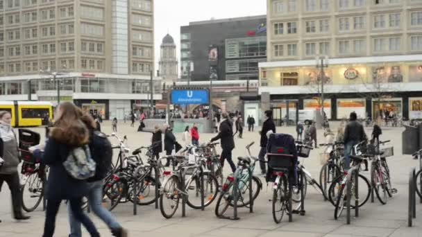 Lidé, lanovka a vlak doprava v berlínské čtvrti Mitte na Alexanderplatz. Na pozadí vlakové nádraží Alexanderplatz a podzemní stanice. — Stock video