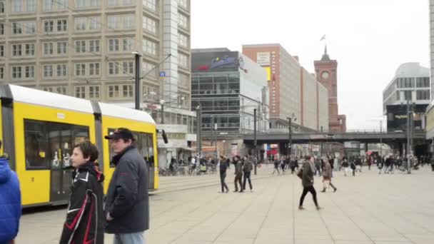 Personas, teleférico y el tráfico de trenes en el distrito de Berlín Mitte en Alexanderplatz. En la estación de tren de fondo Alexanderplatz y la estación de metro . — Vídeo de stock