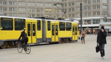 Alexanderplatz Berlin ilçe Mitte insanlar, teleferik ve tren trafiği. Arka plan tren istasyonu Alexanderplatz ve metro istasyonu.