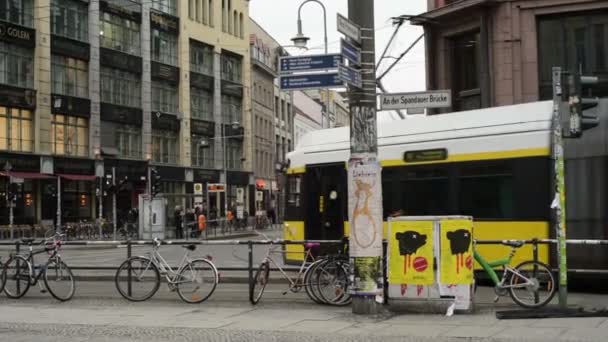 Trafik på Berlin distriktet Mitte vid Hackescher Markt. Linbanor och bilar som passerar en tvär väg. Människor som går genom gatorna — Stockvideo