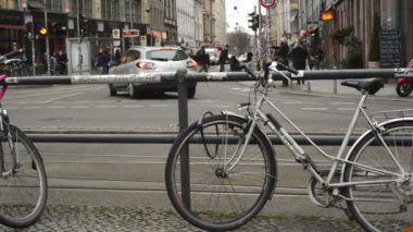 Hackescher Markt'taki Berlin bölgesi Mitte'de trafik. Teleferikler ve arabalar bir kavşakta geçerken. Sokaklarda yürüyen insanlar