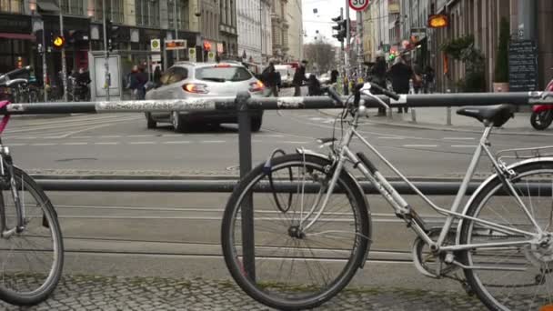Circulation au quartier de Berlin Mitte à Hackescher Markt. Téléphériques et les voitures comme passant un croisement de route. Les gens marchent dans les rues — Video