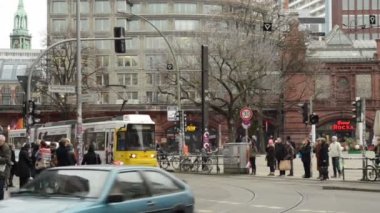 Hackescher Markt'taki Berlin bölgesi Mitte'de trafik. Teleferikler ve arabalar bir kavşakta geçiyorlar..