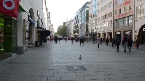 Stadsbilden i München. Människor som går längs Neuhauser Strasse, vid historiska delen av München. — Stockvideo