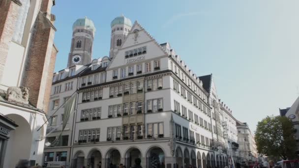 A paisagem urbana de Munique. Pessoas caminhando ao longo Neuhauser Strasse, na parte histórica de Munique . — Vídeo de Stock