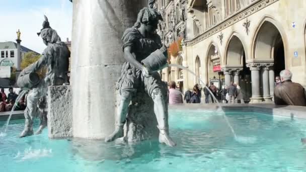 Fuente en Marienplatz de Munich. Gente caminando por ahí. En el fondo Ayuntamiento de Munich — Vídeos de Stock