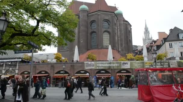 Människor som går längs på Vitkualienmarkt område i München. Höst tid. — Stockvideo