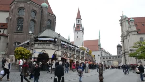 Gente caminando por la zona de Vitkualienmarkt en Munich. Tiempo de otoño . — Vídeo de stock