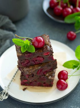 Kirazlı çikolatalı kek. seçici odak.