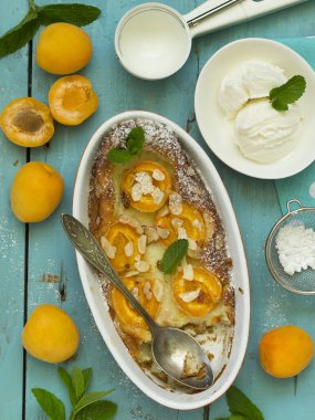 Kayısılı Clafouti tatlısı. Seçici odak