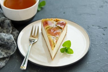 İncirli vanilyalı cheesecake. seçici odak.