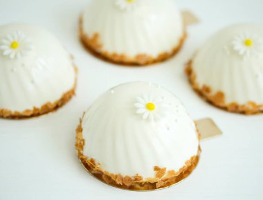 Çikolata glyassazhem kaplı modern pasta..