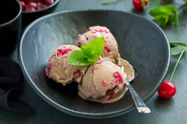 Kirazlı çikolatalı dondurma. Seçici odak