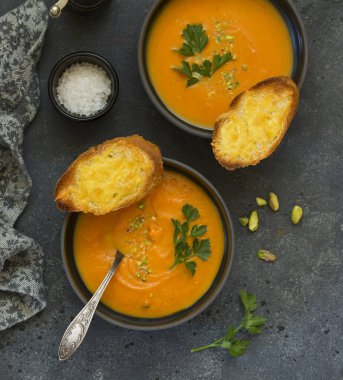 Gri arka planda balkabağı çorbası. Seçici odak.