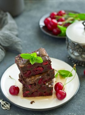 Kirazlı çikolatalı kek. seçici odak.