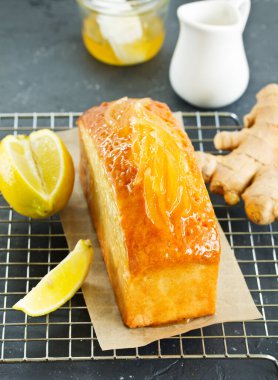 Limonlu ve zencefilli kek. seçici odak.