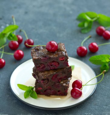 Kirazlı çikolatalı kek. seçici odak.