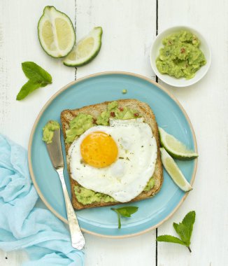 Kahvaltıda avokado soslu tost ve yumurta. Seçici odak