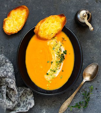 Gri arka planda balkabağı çorbası. Seçici odak.