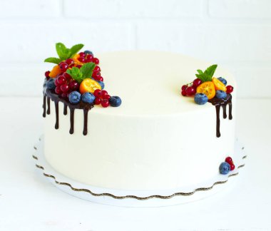 Siyah bir arka planda doğum günü için sünger keki..