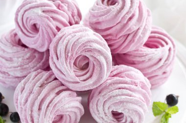 Tabakta ev yapımı elma şekerlemesi..