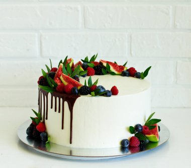 Siyah bir arka planda doğum günü için sünger keki..